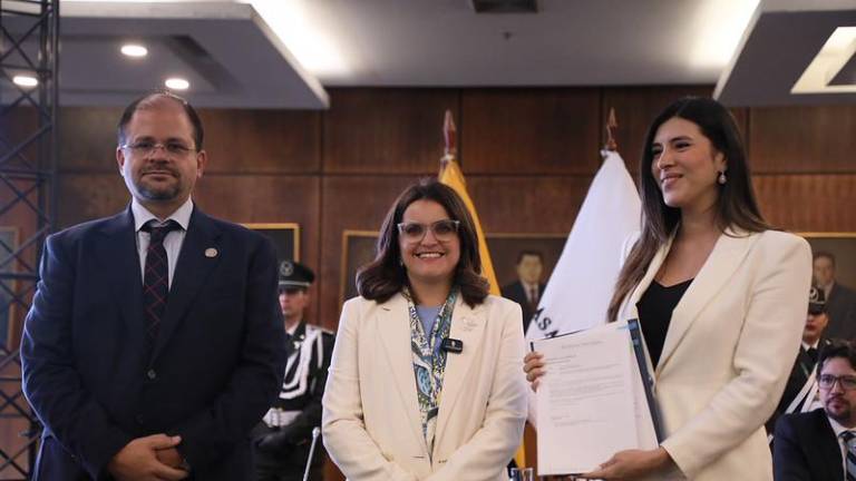 El proyecto fue entregado por la vicepresidenta de la República, María José Pinto, y el ministro del interior, John Reimberg a la asambleísta oficialista (ADN) Valentina Centeno.