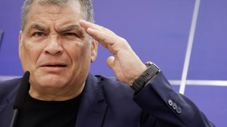 El ex presidente de Ecuador, Rafael Correa, pronuncia un discurso denunciando el asalto de las autoridades ecuatorianas a la embajada de México en Quito, durante una conferencia de prensa en el Parlamento Europeo en Bruselas el 9 de abril.