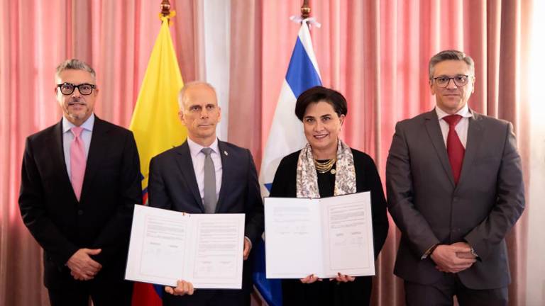 Fotografía cedida por el Ministerio de Relaciones Exteriores de Ecuador que muestra al embajador de Israel en Ecuador,Tzach Sarid (c-i), posando junto a la canciller Gabiela Sommerfeld.