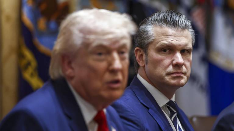 El secretario de Defensa de Estados Unidos, Pete Hegseth, escucha al presidente Donald Trump.