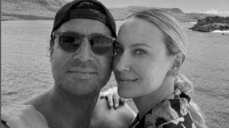 Fotografía que muestra a Sensi-Contugi junto a su esposa, Stephany Hollihan. Ambos fallecieron en un accidente aéreo este miércoles.