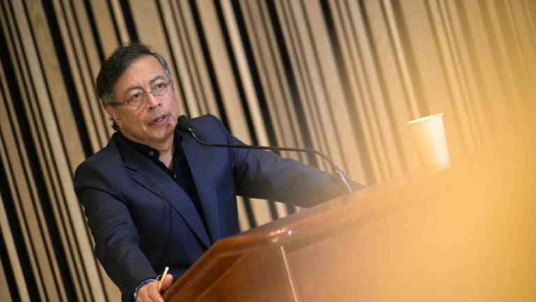 “Estoy de acuerdo en un tapón militar en la frontera, pero la frontera se cuida entre dos y se debe mantener abierta a los pueblos”, expresó Petro.