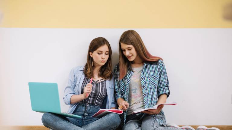 Mujeres pueden postular hasta el 11 de noviembre a las becas ´Impulso Ecuador 2025'