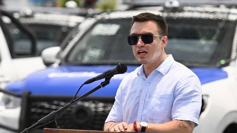 El presidente de Ecuador, Daniel Noboa, pronuncia un discurso durante la ceremonia de entrega de 120 patrullas a la Policía Nacional en Guayaquil.