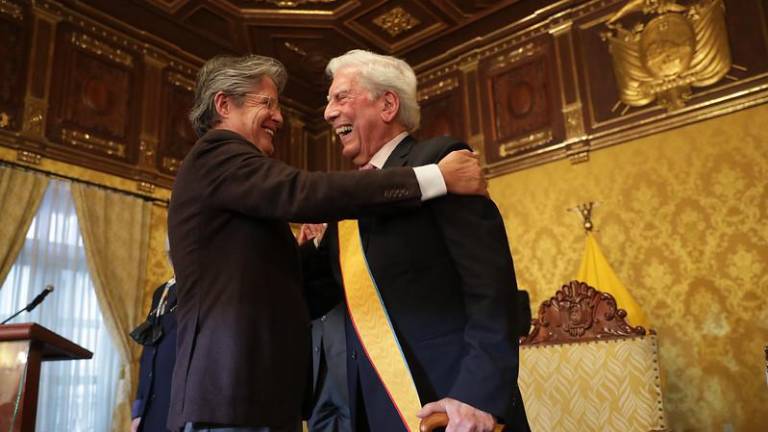 Vargas LLosa es condecorado en Ecuador: Latinoamérica debe entender que el comunismo ha desaparecido