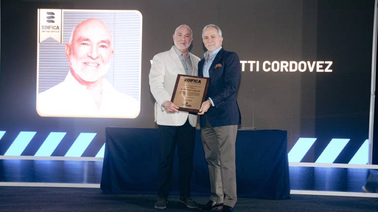 Víctor Ferretti Cordovez es condecorado por su visión y aporte al desarrollo del país