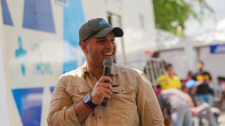En la mayoría de sus fotos, Agustín Intriago mantiene su sonrisa. Gracias a ella generó simpatía y reelecto alcalde de Manta.