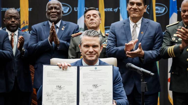 El secretario de Defensa de EE. UU., Pete Hegseth, habla tras firmar la Declaración Conjunta de Seguridad de la Conferencia de las Américas contra los Carteles.