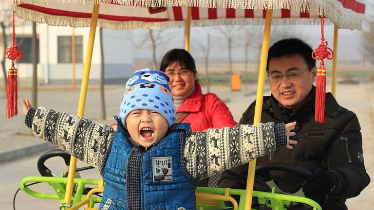 Empresa china destina 138 millones de dólares en programa de apoyo a empleados que decidan tener hijos