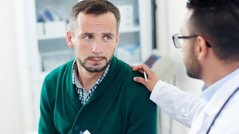 Imagen ilustrativa de doctor atendiendo a paciente