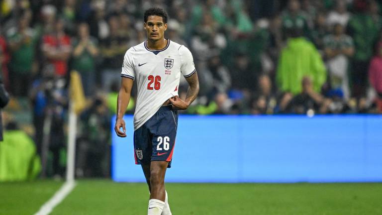 El defensa Jarell Quansah abandona el campo tras recibir una tarjeta roja durante el partido de octavos de final de la Copa Mundial de 2026 entre México e Inglaterra.