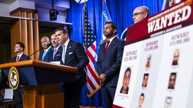El fiscal general interino de EE. UU., Todd Blanche (centro-izquierda), y el director del FBI, Kash Patel (centro-derecha), hablan con los periodistas sobre las acciones de las autoridades contra el Cártel Jalisco Nueva Generación.