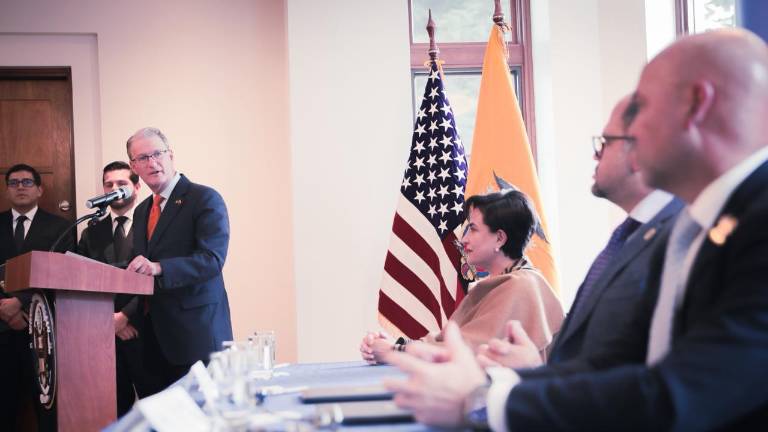 Encuentro entre el encargado de negocios de la Embajada de EE.UU., Lawrence Petroni; la canciller ecuatoriana Gabriela Sommerfeld, y el ministro del Interior ecuatoriano, John Reimberg.