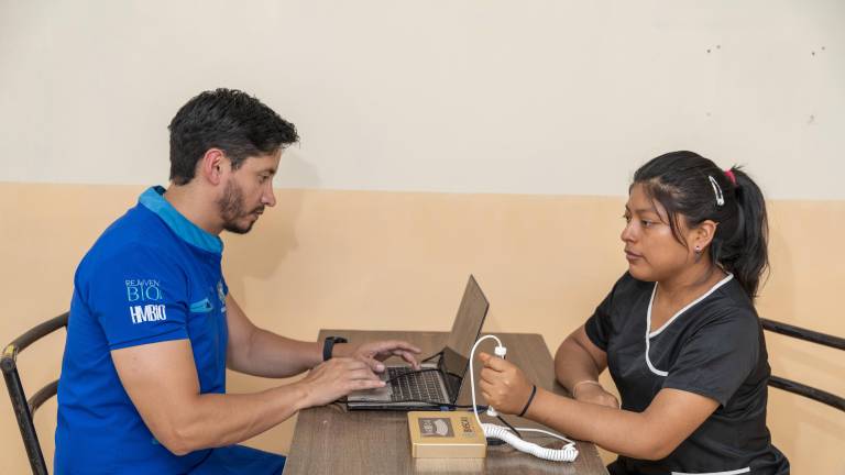 El doctor que convirtió su tesis en una empresa de suplementos en Ecuador