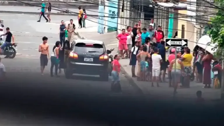 Las cámaras de Segura EP registraron un vehículo Porsche estacionado en la Isla Trinitaria.