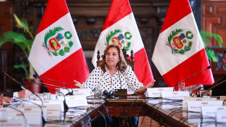 Dina Boluarte, presidenta de Perú, no puede salir de su país sin autorización parlamentaria.