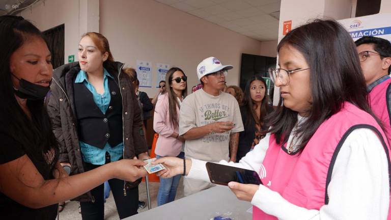 Fotografía de la votación por la consulta popular y referéndum de la Unidad Educativa Luisa de Jesús Cordero, ubicada en Cuenca.