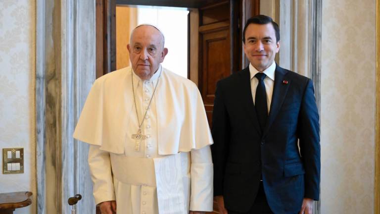 Primer encuentro en el Vaticano entre el Papa Francisco y el Presidente Noboa, quien le regaló una Virgen del Cisne
