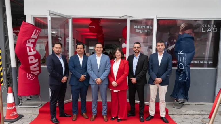 Xavier Suárez, director financiero de Grupo Lader; Jorge Argüello, gerente de Posventa de Grupo Lader; Edison Carrión, jefe de Proveedores y Servicios de MAPFRE Ecuador; Osiris Partidas, directora de Operaciones de MAPFRE Ecuador; Roy Medina, CEO de MAPFRE Ecuador; y Raúl Perdigones, director regional de Operaciones de MAPFRE.