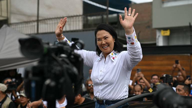 Keiko Fujimori lidera sondeos a boca de urna de ajustadas elecciones en Perú