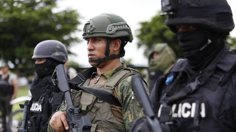 Presidente Noboa decreta que militares y policías sigan en las calles, tras fin de estado de excepción