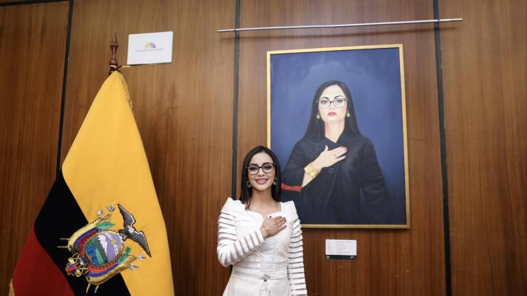 Viviana Veloz junto a su retrato en la Asamblea.