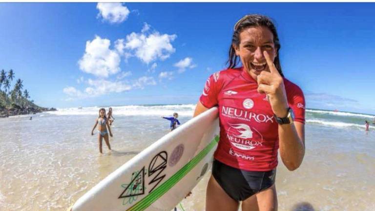 Surfista ecuatoriana pasó de dormir en la playa a clasificarse a Tokio