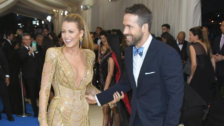 Blake Lively y Ryan Reynolds durante la alfombra roja del Met Gala 2017. (Photo by Dia Dipasupil / GETTY IMAGES NORTH AMERICA / Getty Images via AFP)
