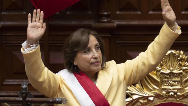 Una cirugía estética le costaría el cargo a la presidenta de Perú, Dina Boluarte
