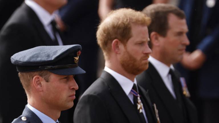 William, príncipe de Gales; Príncipe Harry, Duque de Sussex y Peter Phillips durante el funeral de la reina Elizabeth II.