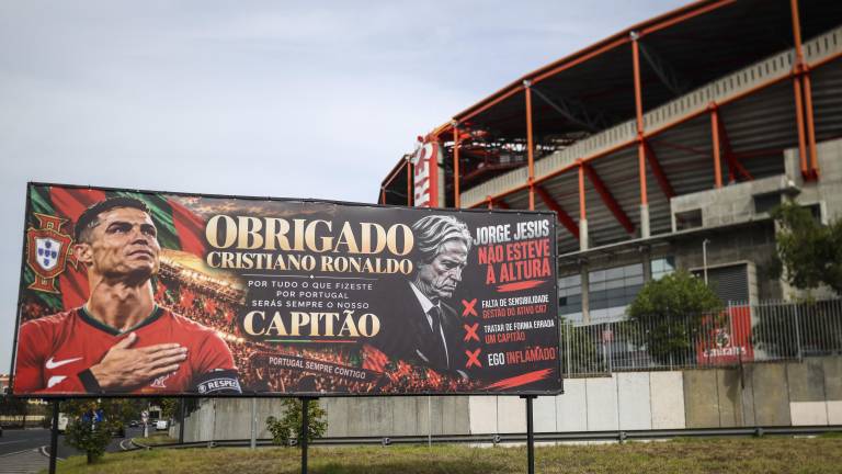 Una valla publicitaria en apoyo al delantero portugués Cristiano Ronaldo.