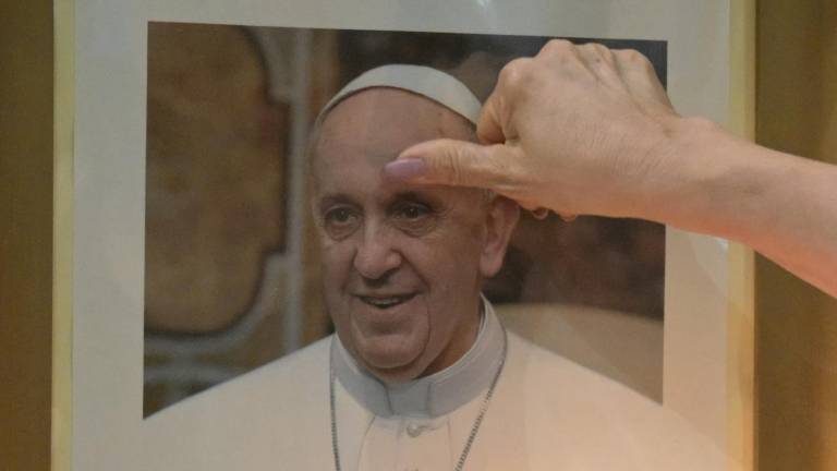 Papa Francisco permanece en estado crítico tras sufrir una crisis respiratoria: tuvieron que suministrarle oxígeno