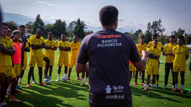 César Farías dirigiendo su primer entrenamiento como técnico de Barcelona.