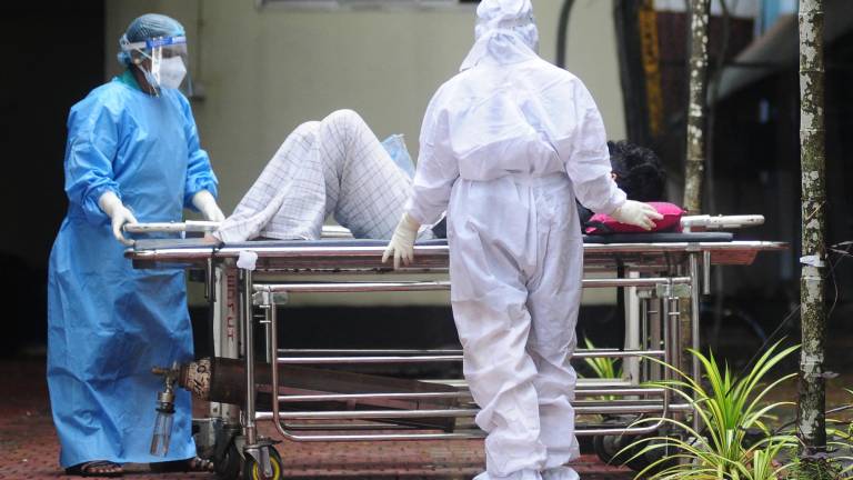 Trabajadores de la salud con equipos de protección trasladan a un hombre con síntomas del virus Nipah a una sala de aislamiento en un hospital gubernamental en Kozhikode, en el estado de Kerala, en el sur de la India, el 16 de septiembre de 2023.