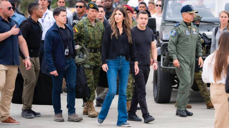 Microvistazo | Kristi Noem confirma trabajo 'codo a codo' de EE.UU. con Ecuador