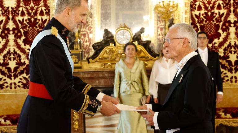 El nuevo embajador de Ecuador en España, Andrés Vallejo, entrega las credenciales a Felipe VI
