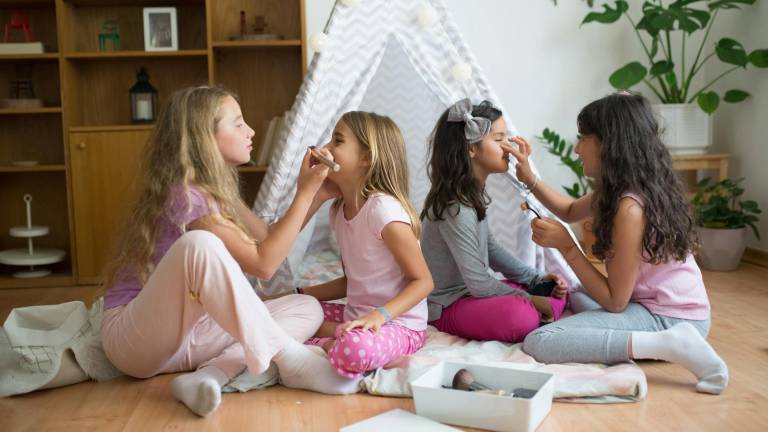 Cada vez más niños usan cosméticos para adultos. Muchos de los padres...ni siquiera saben que existe riesgo y confían en los 'influencers' de belleza más que en su propio médico, dijo a AFP el dermatólogo estadounidense Danilo Del Campo.