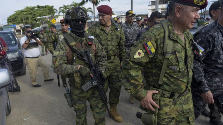 Militares ecuatorianos realizan operativos con fin de contrarrestar hechos delictivos y de violencia, en el estado de excepción, en Guayaquil (Ecuador).