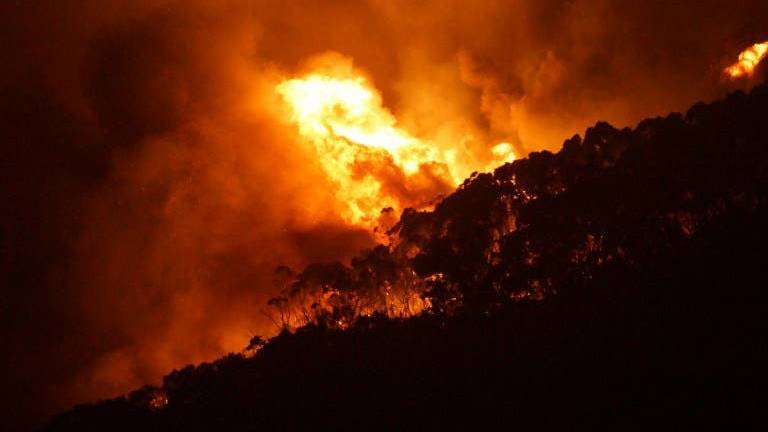 El fuego arrasa más de cien de viviendas en Australia