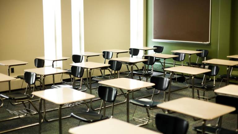 Denuncian 'vacunas' en un distrito educativo de Guayaquil.