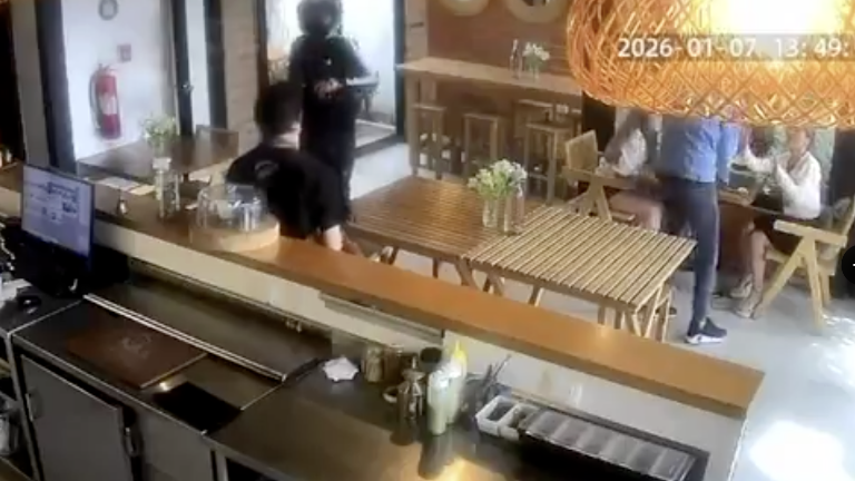 Video captó asalto en una cafetería de Cumbayá: 'Nos robaron celulares y computadoras'