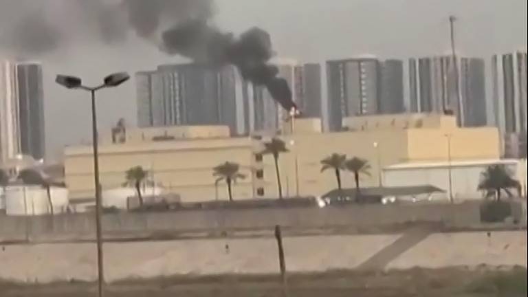 Esta captura de vídeo muestra una columna de humo que sale de la embajada de Estados Unidos en la fortificada Zona Verde de Bagdad, tras un presunto ataque con drones el 14 de marzo de 2026.