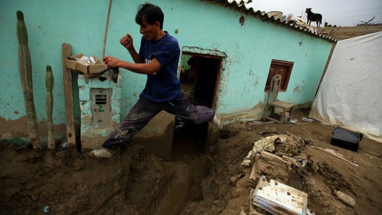 Suben a 75 las víctimas de inundaciones en Perú