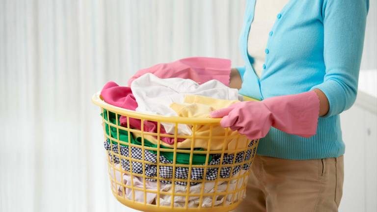Por qué deberías lavar siempre la ropa antes de estrenarla, según expertos