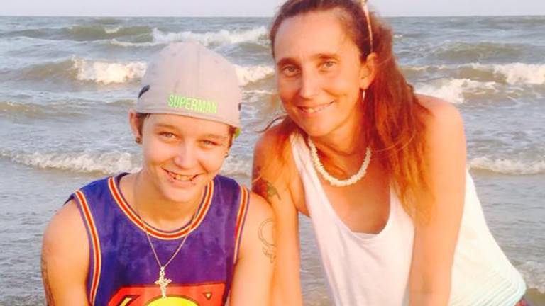 Madre e hija se casan y son acusadas de incesto