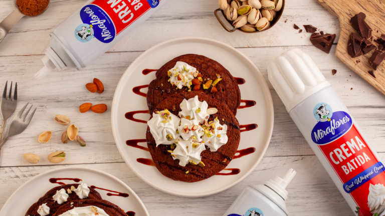 RECETA: Prepara unos brownie pancakes con Crema Batida y frutos secos