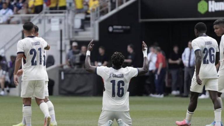 Jugadores de Ecuador celebrando el gol anotado en el amistoso internacional frente a Guatemala.