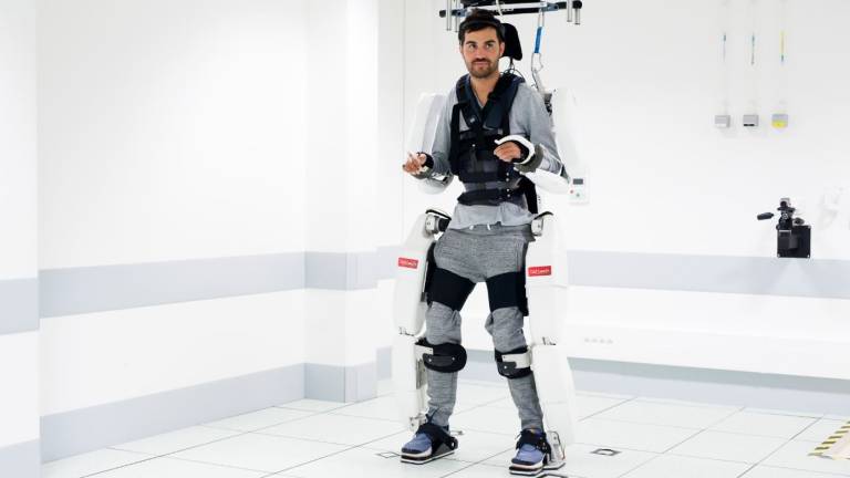 Tetráplejico logra caminar gracias a exoesqueleto controlado por su mente