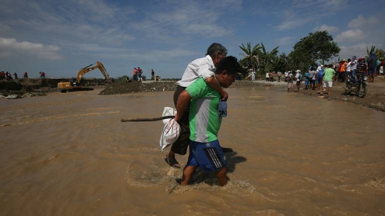 ECU911 colabora en traslado de afectados por lluvias en Perú