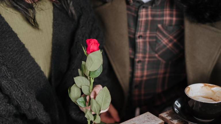 Se vuelve viral por regalarle rosas a su exesposa